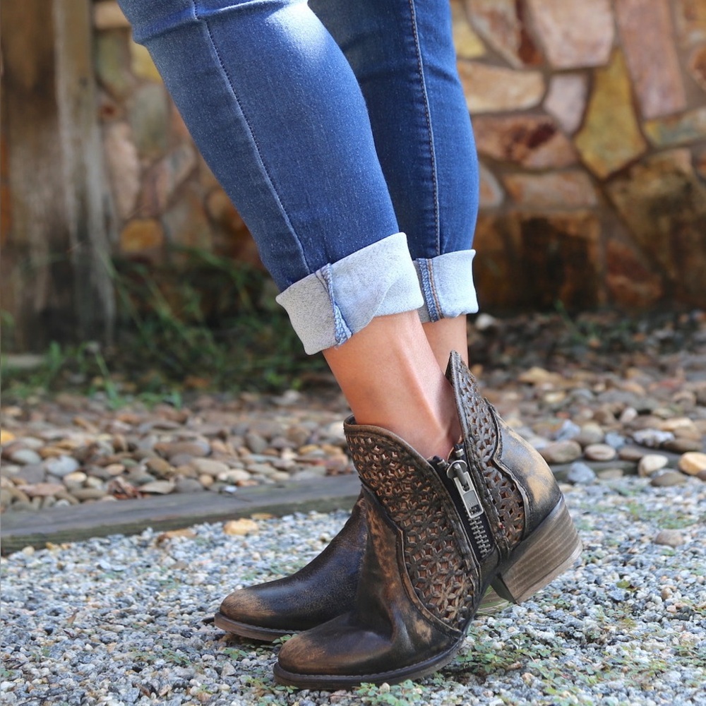 Like 🆕 Circle G by Corral Distressed Leather Black Yellow Shortie Ankle Booties - Picture 11 of 13